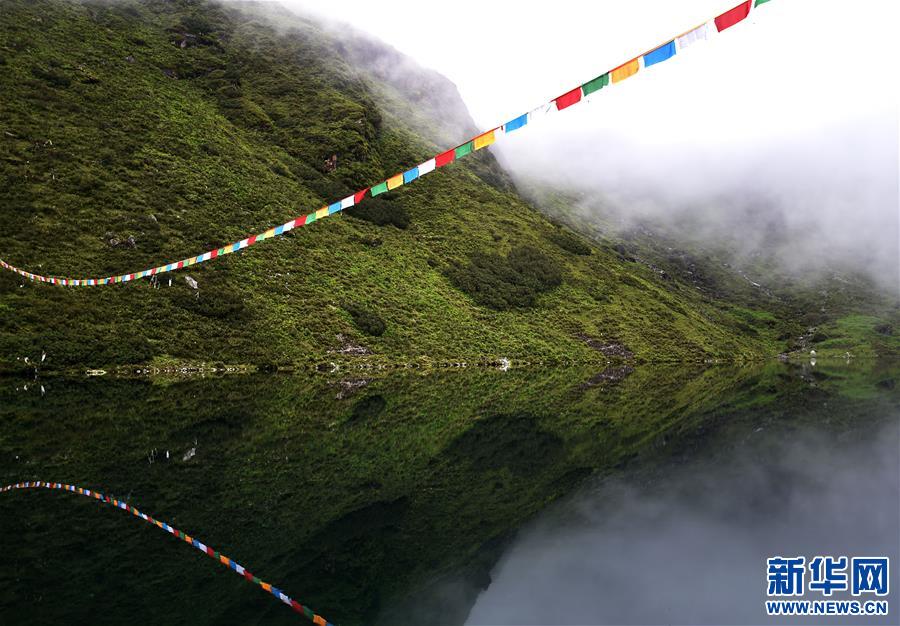 位于西藏日喀则市吉隆县吉隆镇的朗吉错湖(8月20日摄).