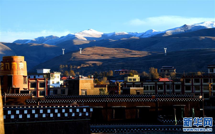川藏线四川甘孜县境内的雪山和民居(11月3日摄).新华社记者 陈天湖 摄