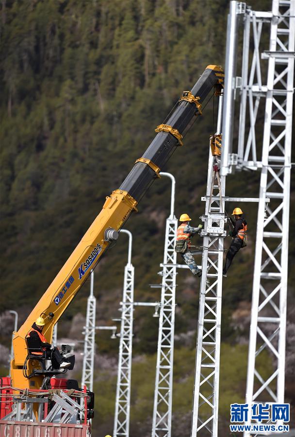 拉林铁路:架设接触网支柱