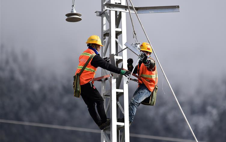 西藏:拉林铁路电气化接触网第二次跨越雅鲁藏布江
