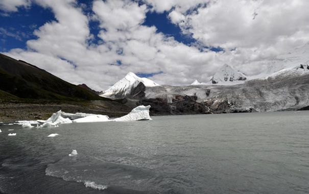 西藏亚东县古汝村雪山下的幸福农家