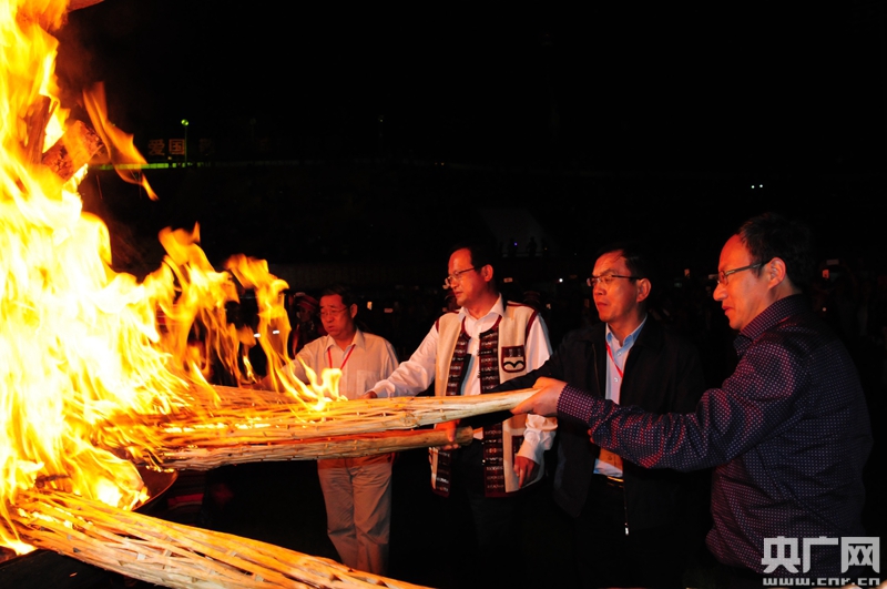 火把!云南多地开启圣火狂欢模式
