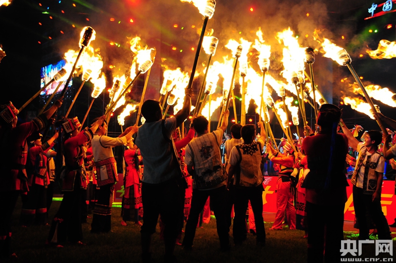 图片  在彝州楚雄,今年火把节期间,除了举行传统的丰富多彩的民族民间