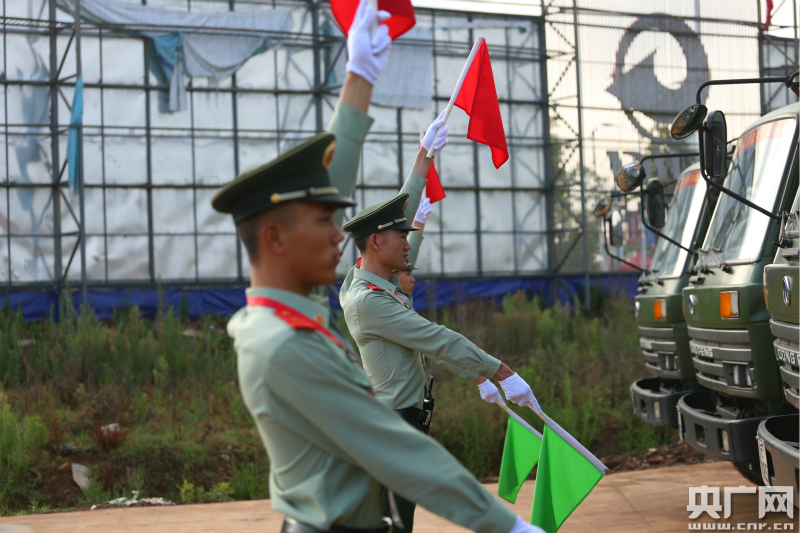 (带上白手套,准备开始一天的工作)