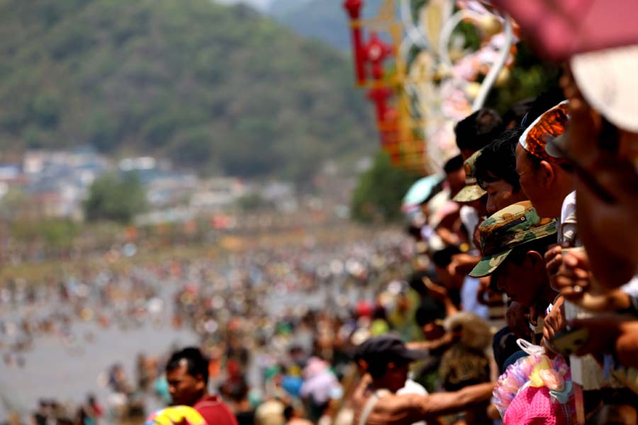 云南孟连·神鱼节上万人出阵 上演摸鱼狂欢活动