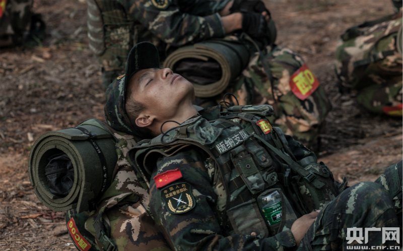 云南:武警"魔鬼"训练挑战生理极限