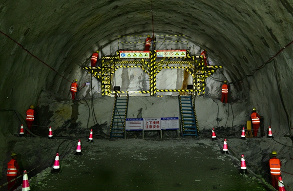 中铁隧道集团职工在玉磨铁路立新隧道里标准化作业(摄影万乘里)