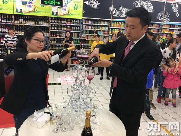 开幕式上的红酒塔