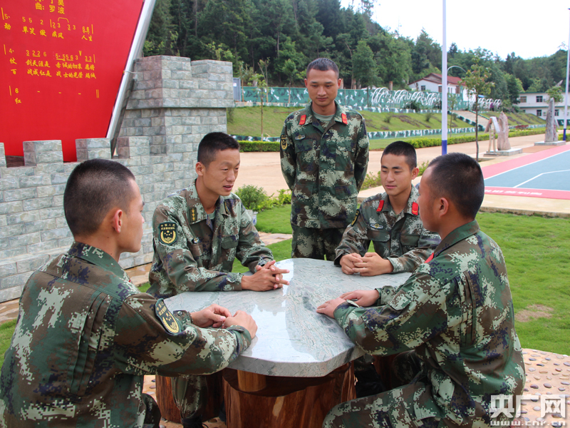 丁昊(左二)与官兵开展交心谈心