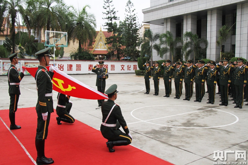 向党旗宣誓(覃熙杰摄)