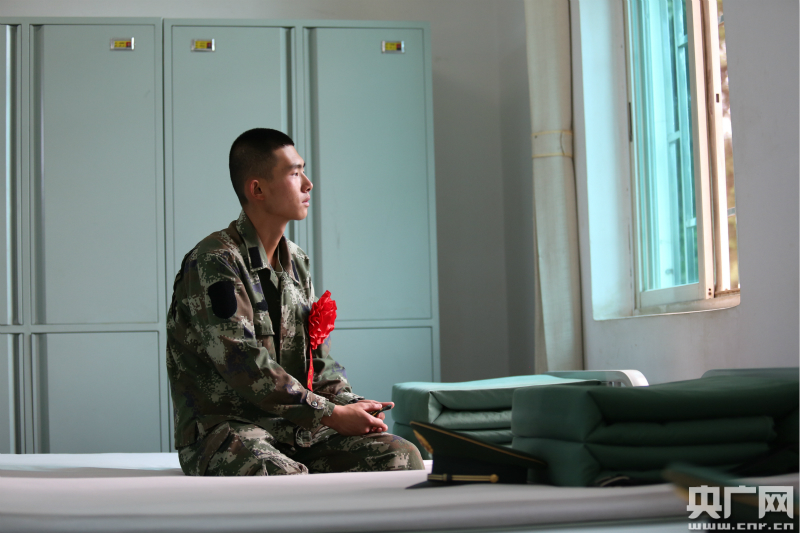 饱含热泪卸衔 云南武警退伍老兵向军旗不舍告别