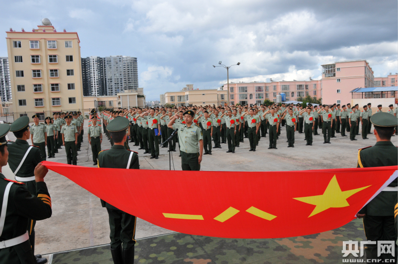 云南楚雄:军旗军歌送老兵