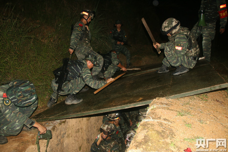 武警临沧支队:"魔鬼周"极限训练 锻造反恐精武