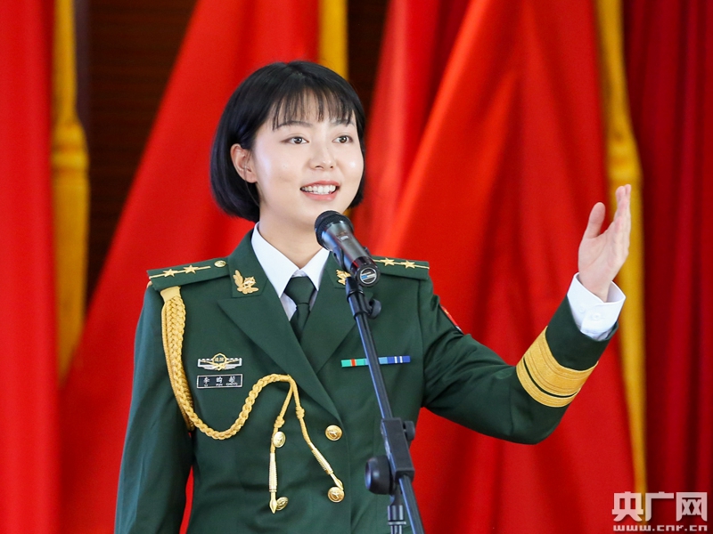 二等奖获得者李昀赪作演讲