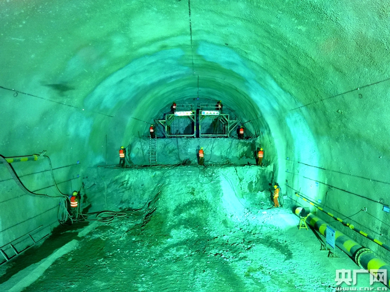 施工人员采用"三台阶带仰拱一次开挖工法"开挖隧道.王晓政摄影