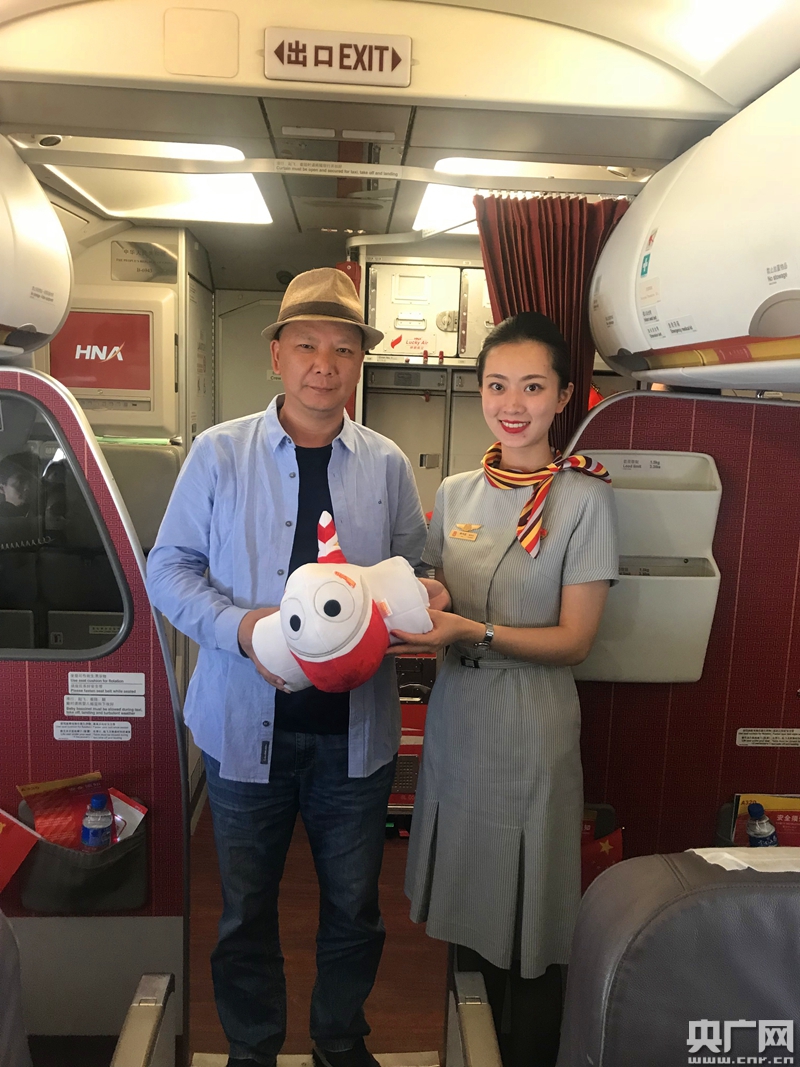 祥鹏航空"为党庆生"主题航班 与旅客共同追忆峥嵘岁月
