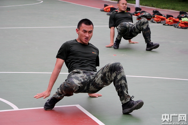 徒手组合练习,是力量,意志和协调性的集中体现