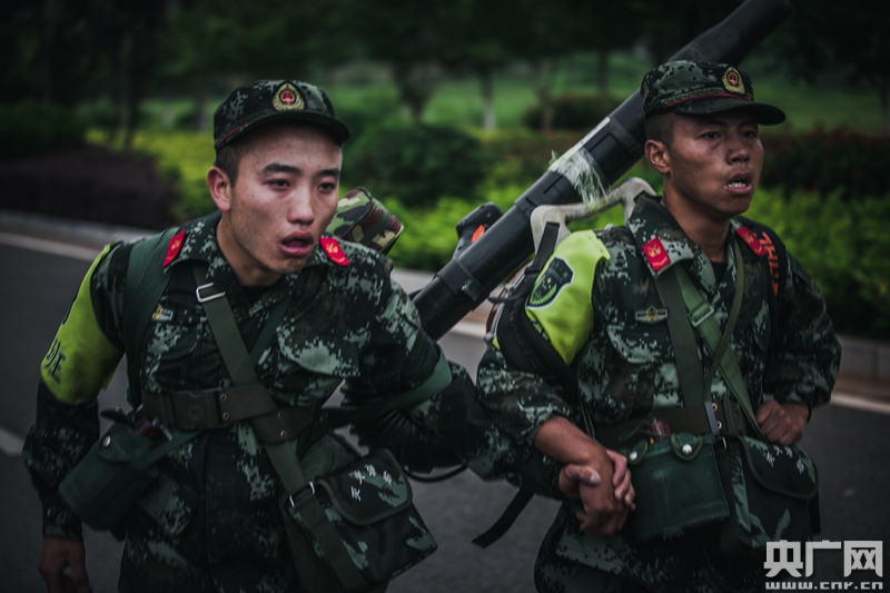 近日,激动喜庆的气氛穿破寂静的晨嚣,武警丽江市森林支队营区内锣鼓喧