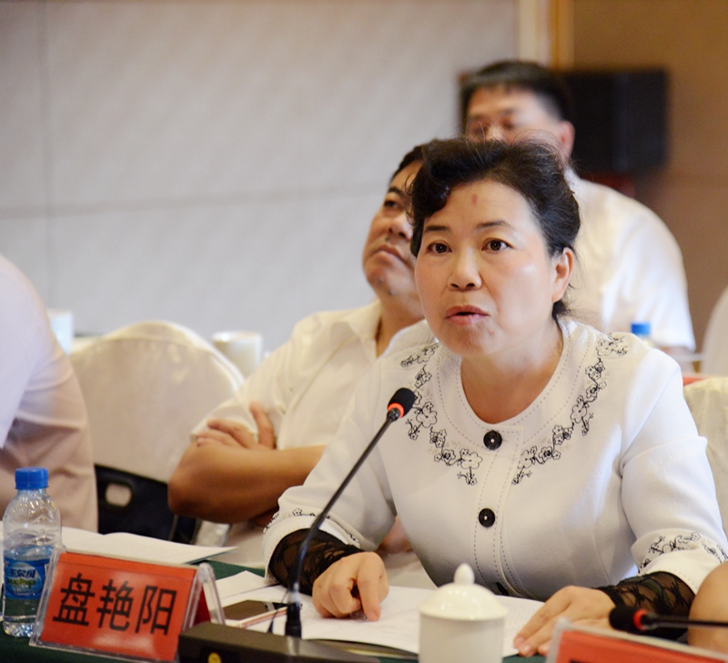 麻栗坡县委副书记,代理县长王树忠代表县委,县人大常委会,县人民政府