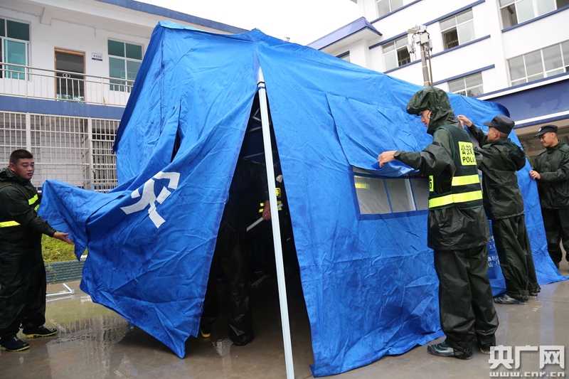 9月3日文山边防官兵在搭建救灾帐篷(文边轩摄)