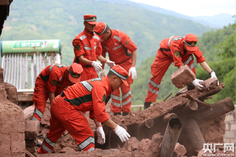云南墨江5.9级地震致28人受伤15842人紧急转移安置 武警党员冲锋救援
