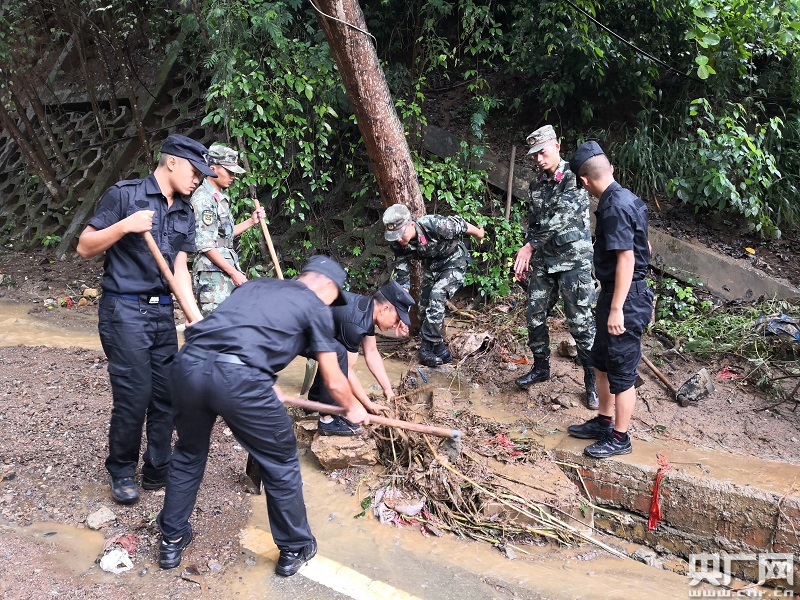 云南新街边境检查站全力投入莲花滩乡抢险救灾