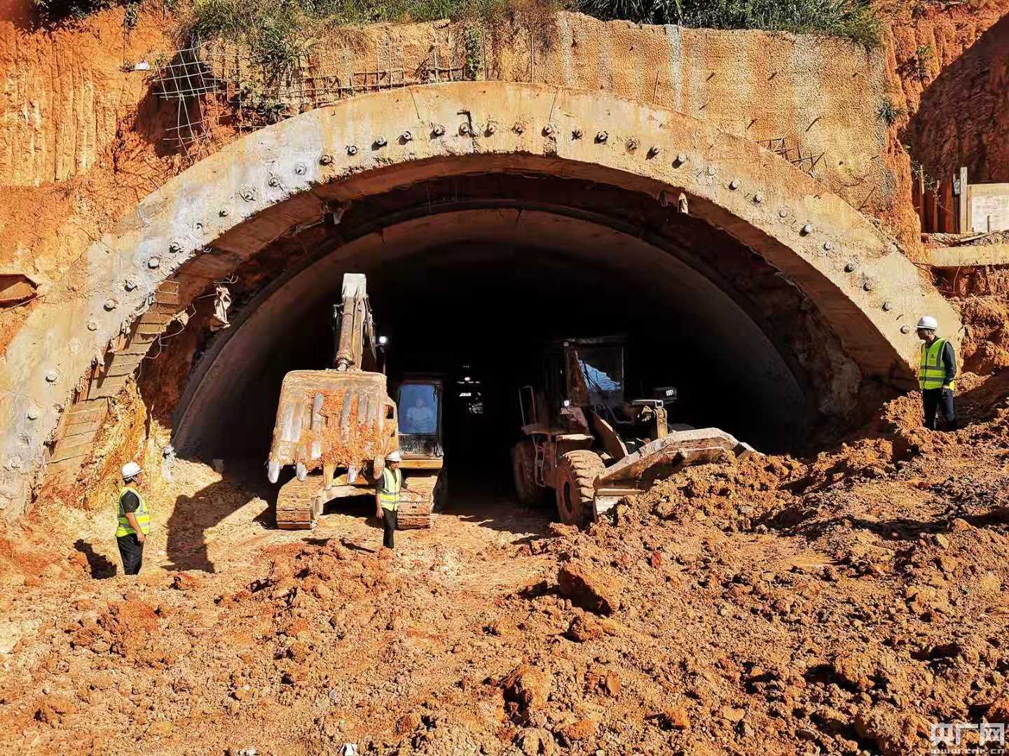 中老国际通道玉磨铁路首个隧道群贯通