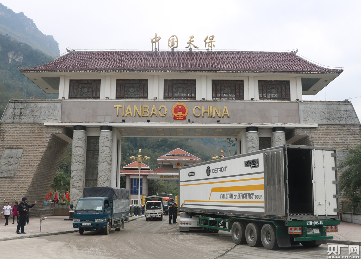 车水马龙的中越边境天保口岸(胡新新摄)