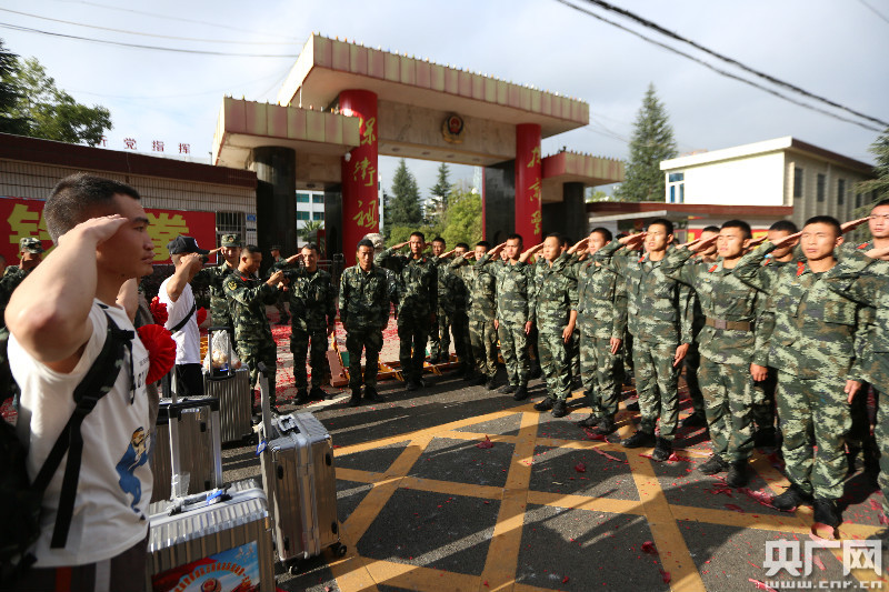 踏征程,默默无闻两眼泪……"2019年9月1日,云南昆明,武警云南总队机动