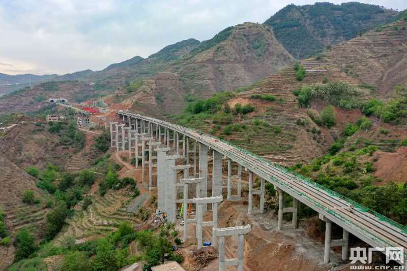 地震带上修高速都香高速a2标最长隧道贯通