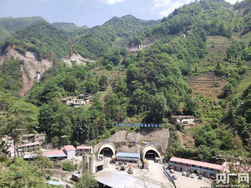 宜昭高速螺旋展线首条特长隧道青山隧道左幅贯通