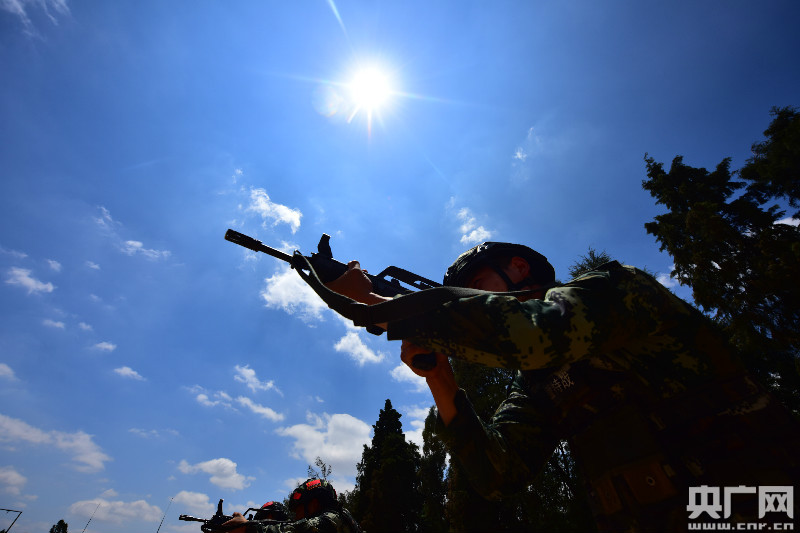 (头顶烈日练习射击 任贵摄)