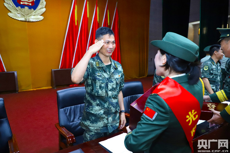 泪别军营武警云南总队机动第一支队21名干部退役