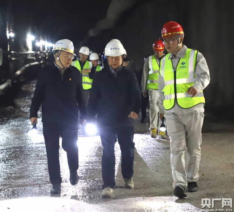 云南省滇中引水建管局党组书记,局长胡朝碧率队慰问一线建设者