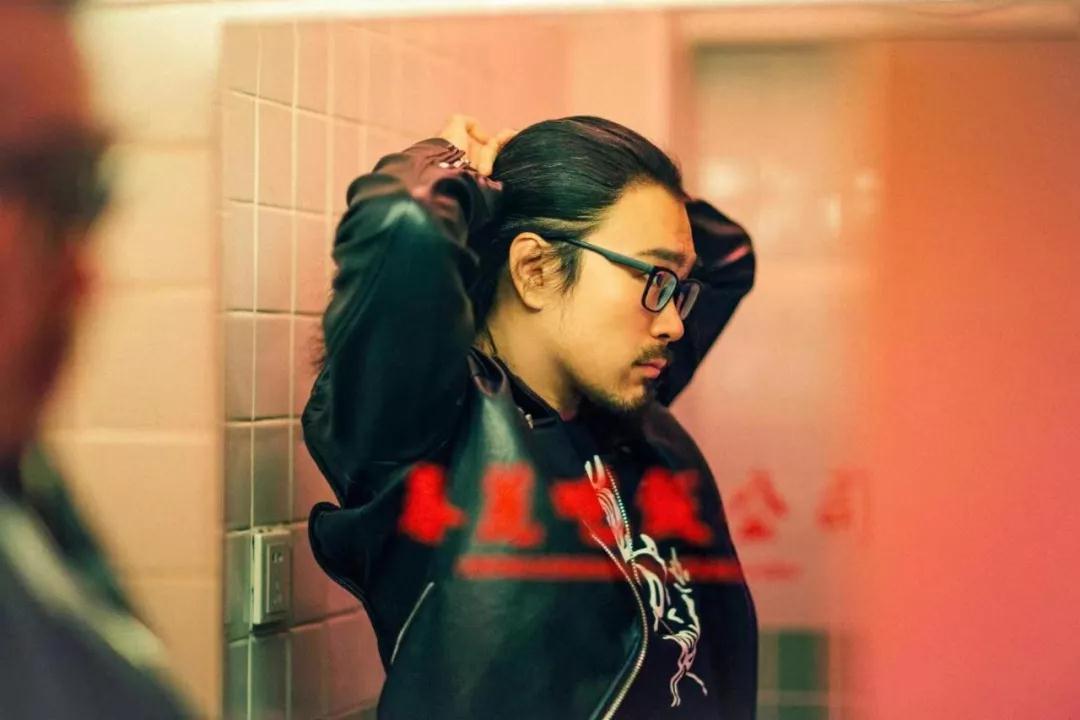 《幽灵》的演播人图特哈蒙,是一位优秀的有声书演播者和配音演员 