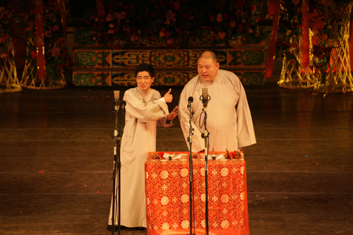 应宁,王玥波表演传统段子《三节拜花巷》