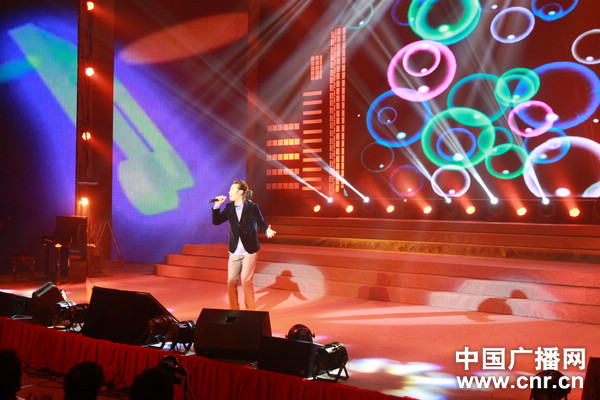 满江演绎《裙角飞扬》