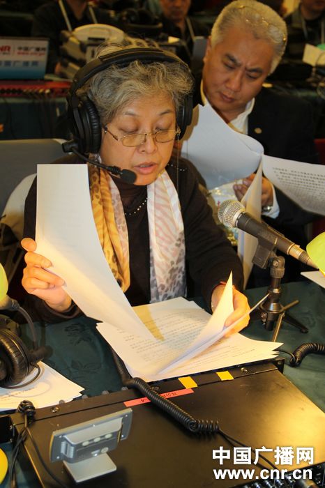 直播主持人于芳在为直播做准备