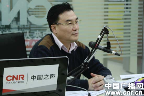 解放军空军政治部文工团副团长张天宇正在与主持人交流