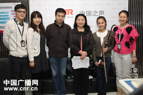 从附中走出的青年钢琴家王笑寒(左三),附中高三学生章海玥(右二)与