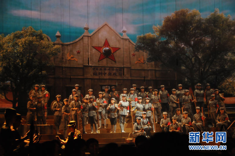 杨九红领唱与女声合唱《苏区干部好作风》.记者黄烁摄