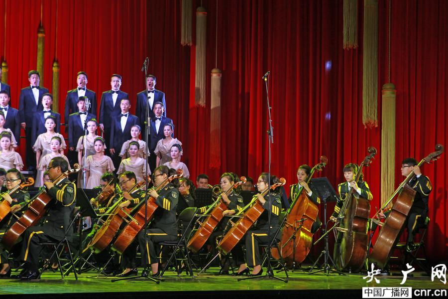 《中国大舞台》为您带来中国人民解放军合唱团《军旗下的歌声》