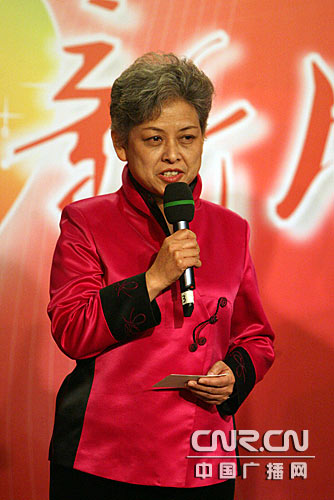 《新闻和报纸摘要》主持人于芳